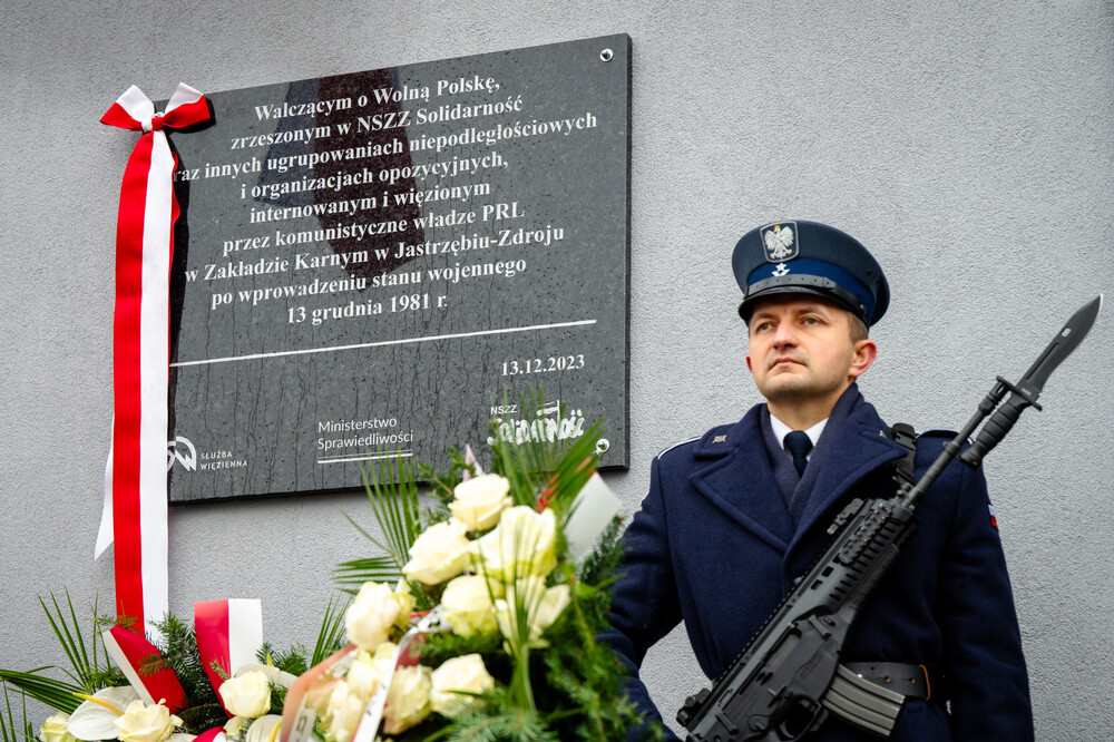 Odsłonięcie tablicy upamiętniającej powstanie ośrodka odosobnienia dla opozycjonistów, który powstał w Zakładzie Karnym w Jastrzębiu-Zdroju w 1981 r. Fot. Krzysztof Łojko/IPN