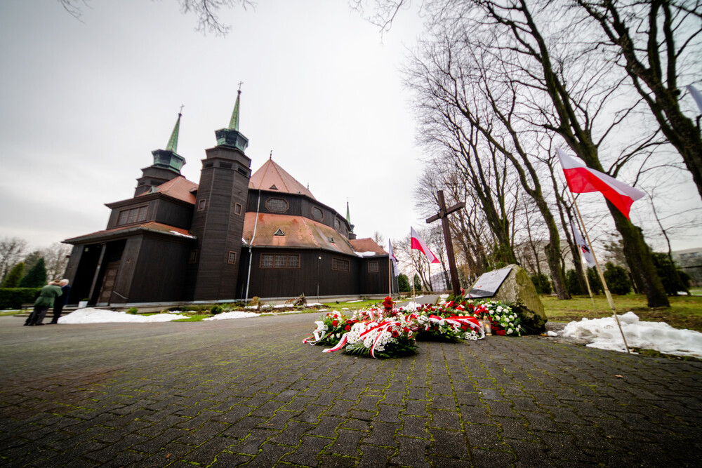 Uroczystość w 42. rocznicę wprowadzenia stanu wojennego w Zabrzu-Zaborzu. Fot. Krzysztof Łojko/IPN