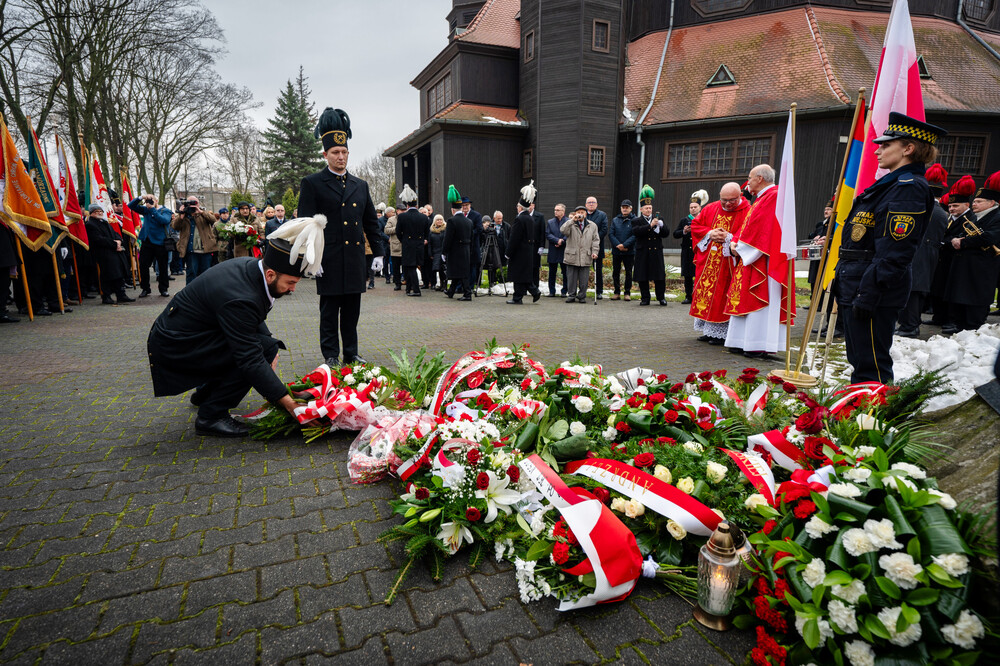 Uroczystość w 42. rocznicę wprowadzenia stanu wojennego w Zabrzu-Zaborzu. Fot. Krzysztof Łojko/IPN