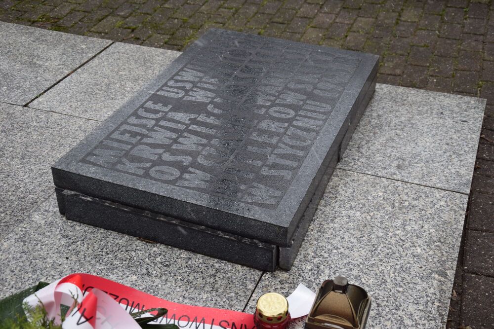 Grób wojenny więźniów byłego obozu zagłady KL Auschwitz w Marklowicach. (przed remontem)