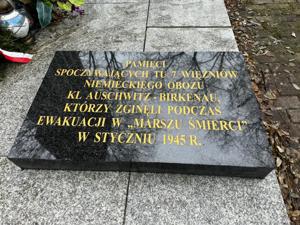 Grób wojenny więźniów byłego obozu zagłady KL Auschwitz w Marklowicach. (po remoncie)