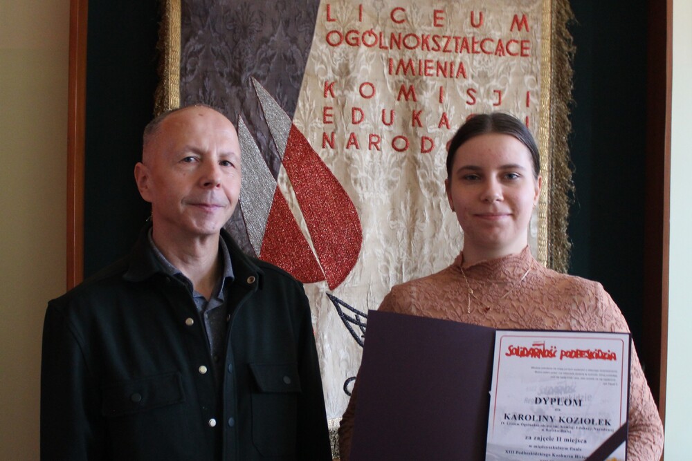 . Zdobywczyni drugiej nagrody Karolina Koziołek, maturzystka z bielskiego IV LO, i jej nauczyciel historii Krzysztof Rączka.