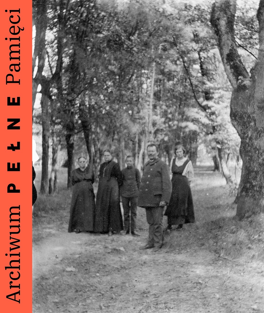 Jan Chrzanowski z mamą Ewą Chrzanowską oraz innymi członkami rodziny, park w Sokolnikach ok 1915 r., IPN Ka 454/79, t. 3