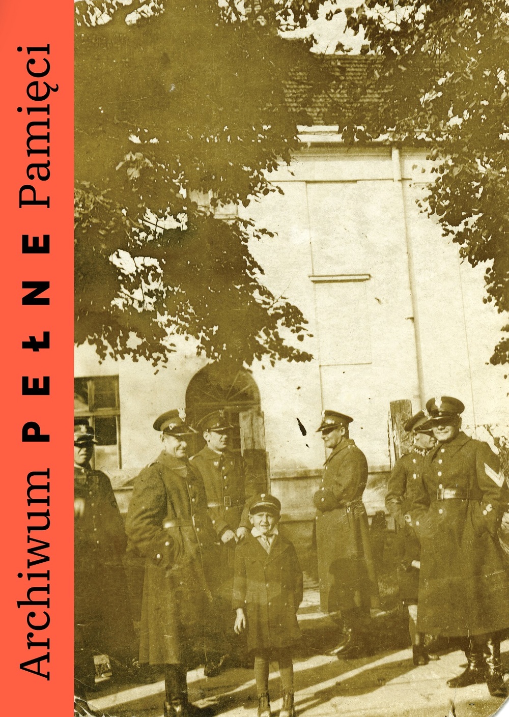 Tadeusz Chrzanowski z tatą Janem Chrzanowskim oraz z podoficerami KOP przed budynkiem „Sokoła” w Kopyczyńcach, IPN Ka 454/73, t. 3