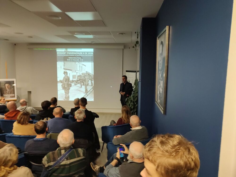 Wykład Adama Kurusa pt. Krwawy Poniedziałek 4 IX 1939. Niemiecka zbrodnia wojenna na mieszkańcach Częstochowy. Fot. Mirosław Sikora, Marcin Kurus i Adam Kurus