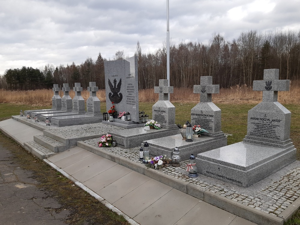 Groby Niezłomnych (2)