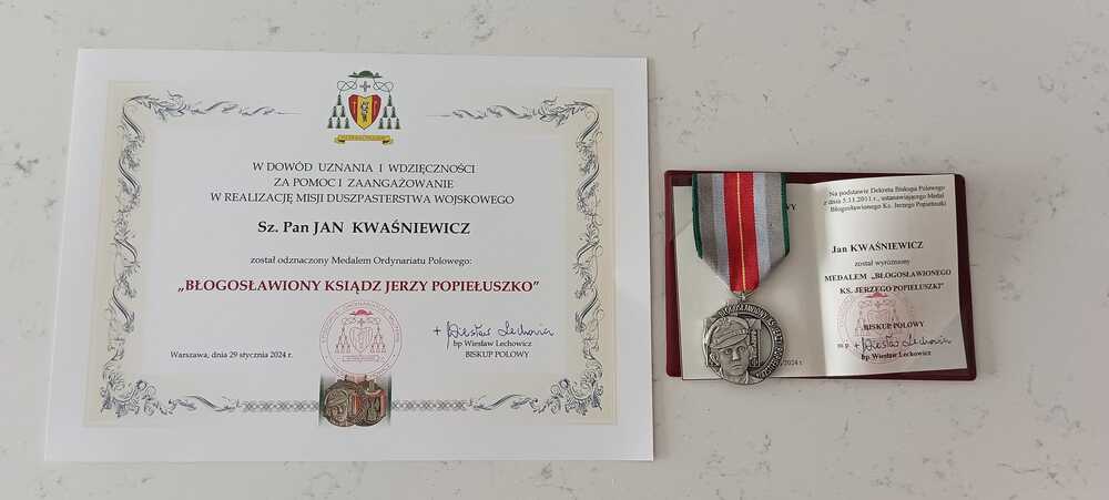 Dr Andrzej Sznajder, dyrektor Oddziału IPN w Katowicach oraz Jan Kwaśniewicz, naczelnik Oddziałowego Biura Upamiętniania Walk i Męczeństwa w Katowicach  wyróżnieni Medalem Ordynariatu Polowego „Błogosławiony Ksiądz Jerzy Popiełuszko".