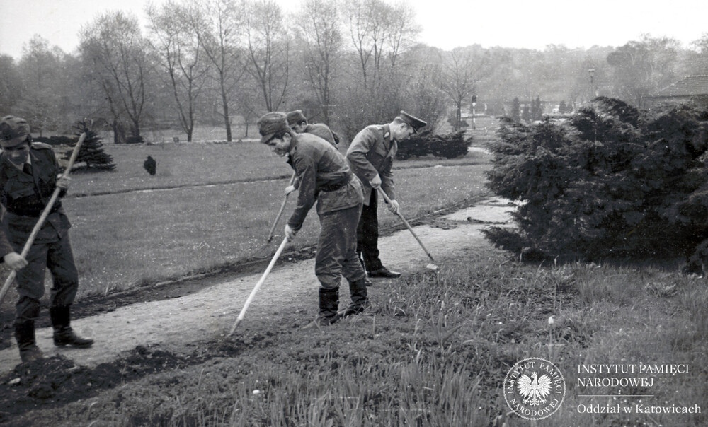 Prace porządkowe w WPKiW w Chorzowie, kwiecień 1975 r.