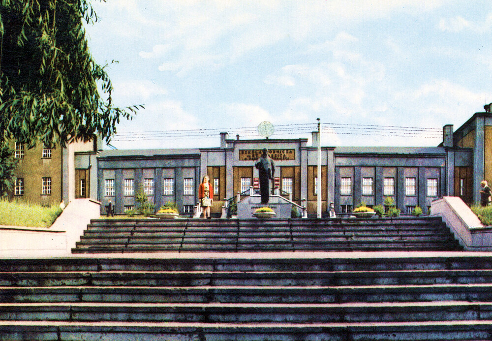 Szkoła Górnicza im. Stanisława Staszica w Dąbrowie Górniczej, prawdopodobnie koniec lat sześćdziesiątych XX w. (obecnie Muzeum Miejskie; wg fotografii barwnej K. Kaczyńskiego, wyd. Biuro Wydawnicze „Ruch”; IPN Ka 014/164)