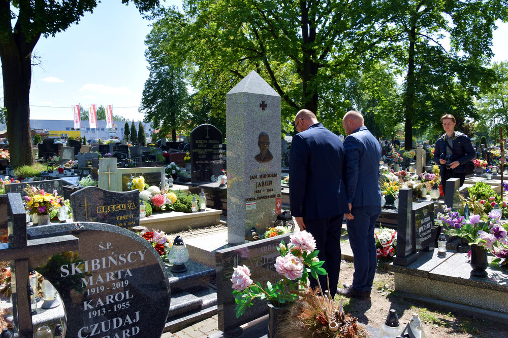 Uroczystość oznaczenia grobów powstańców śląskich śp. Jana Wieczorka oraz śp. Jana Nikodema Jaronia znakiem pamięci „Tobie Polsko” – Lubliniec, 9 maja 2024. Fot.: IPN