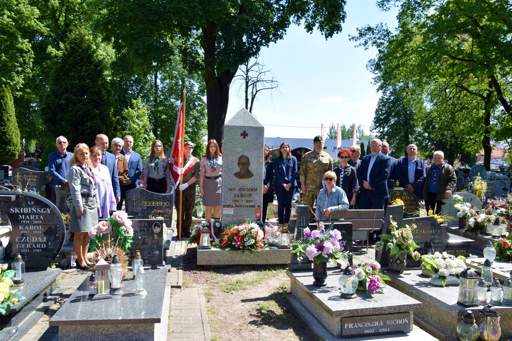 Uroczystość oznaczenia grobów powstańców śląskich śp. Jana Wieczorka oraz śp. Jana Nikodema Jaronia znakiem pamięci „Tobie Polsko” – Lubliniec, 9 maja 2024. Fot.: IPN