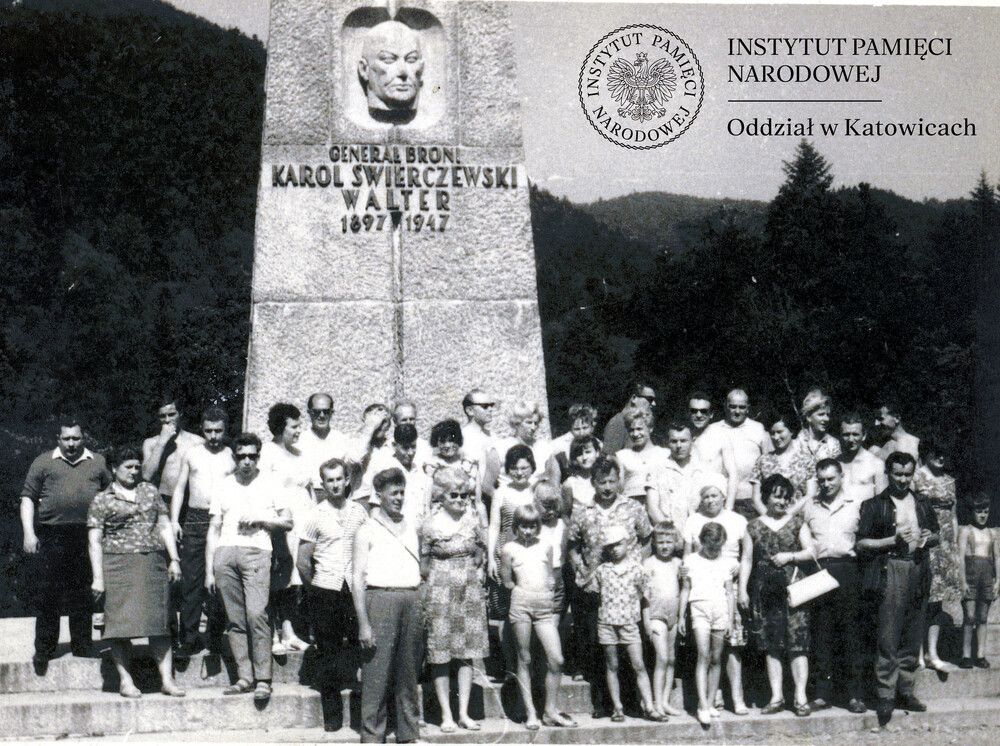 Wycieczka funkcjonariuszy ZOMO i ich rodzin w Bieszczady, zorganizowana przez Organizację Rodzin Milicyjnych w 1967 r. Autorzy kroniki zapisali, że „celem wycieczki było m.in. zapoznanie z miejscami upamiętnionymi walkami o utrwalanie władzy ludowej”