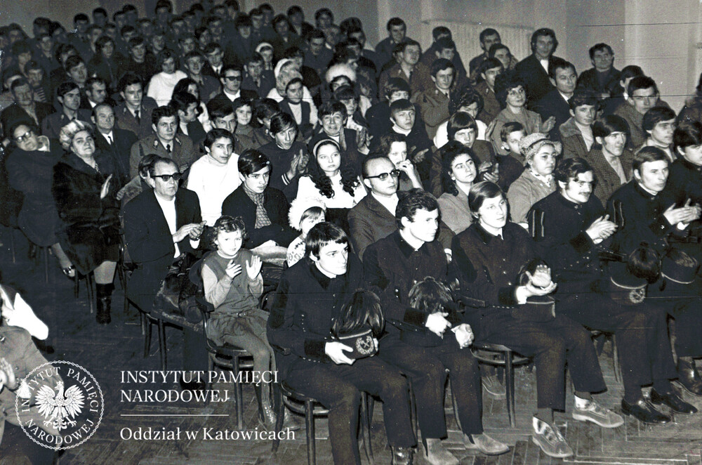 Spotkanie górników i milicjantów w Domu Kultury KWK „Siemianowice”, 17 grudnia 1972 r. Spotkanie odbyło się w ramach finału konkursu-turnieju między milicjantami i górnikami; autorzy kroniki nie podali żadnych bliższych informacji na temat konkursu.