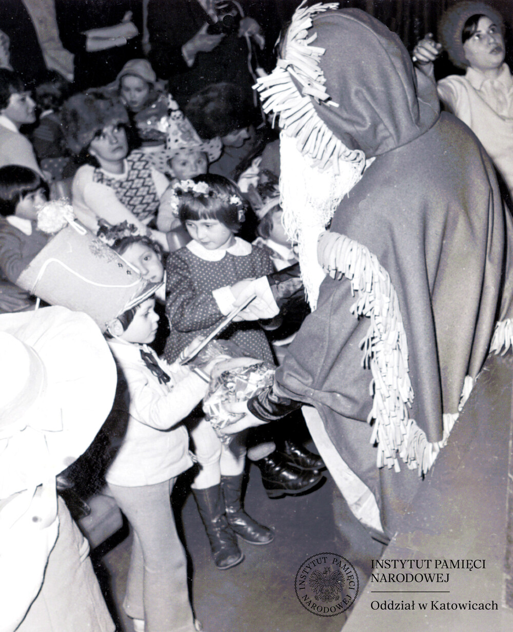 Zabawa noworoczna dla dzieci funkcjonariuszy, połączona z wizytą Dziadka Mroza, 19 stycznia 1975 r.