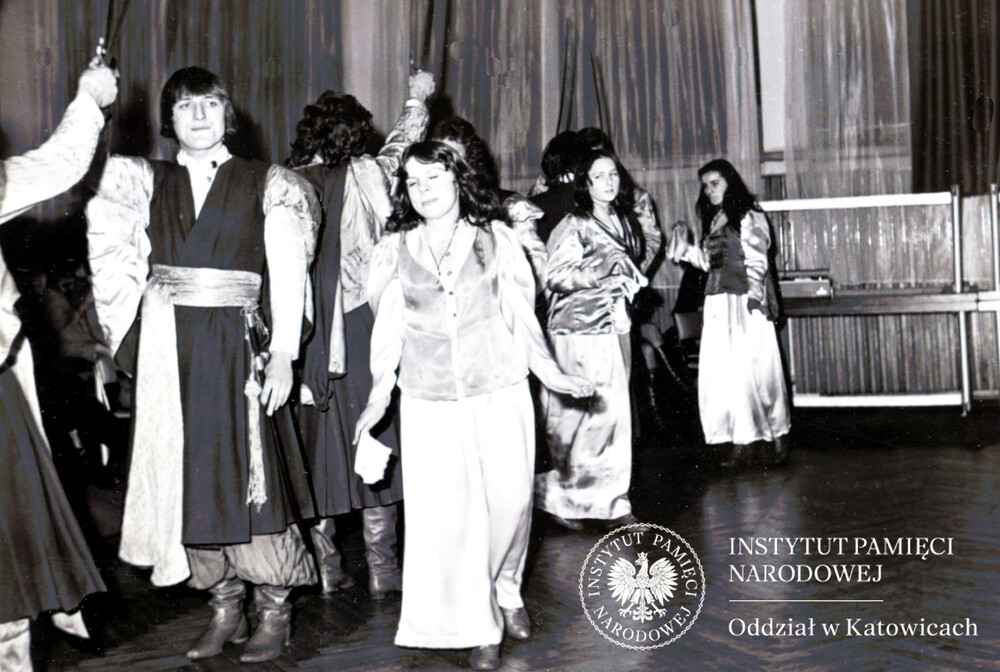 Występ zespołu pieśni i tańca podczas akademii zorganizowanej w ZOMO w Katowicach z okazji rocznicy „wyzwolenia” Katowic, 26 stycznia 1976 r.