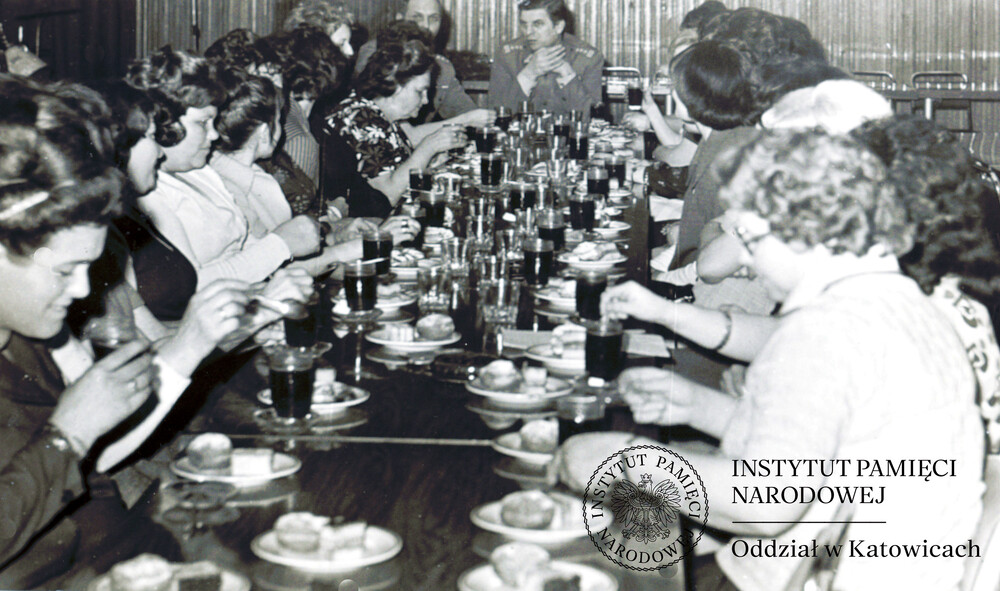 Spotkanie kierownictwa partyjno-służbowego z żonami funkcjonariuszy ZOMO z okazji Dnia Kobiet, marzec 1976 r.