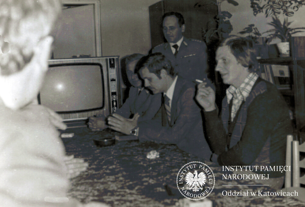 Uroczystość przekazania tzw. kolorowego telewizora, ufundowanego dla funkcjonariuszy ZOMO przez dyrekcję KWK „Murcki” za udział w czynie społecznym na rzecz kopalni, 21 lipca 1978 r.