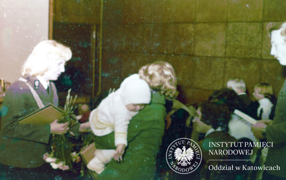 Uroczystość nadania imion dzieciom funkcjonariuszy ZOMO, Urząd Stanu Cywilnego w Katowicach, jesień 1978 r.