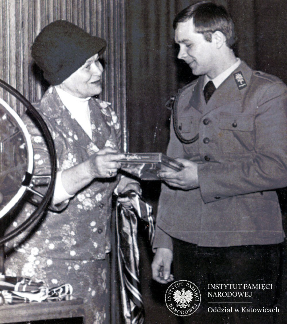 Losowanie „Karolinki” (gry liczbowej) w ZOMO w Katowicach, 4 marca 1979 r.