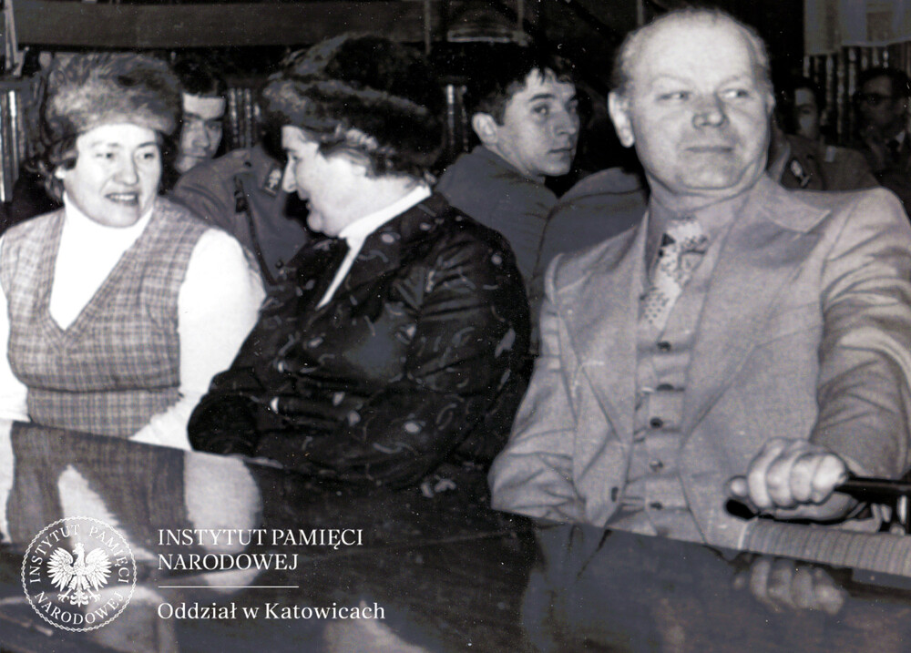 losowanie „Karolinki” (gry liczbowej) w ZOMO w Katowicach, 4 marca 1979 r. Pierwszy z prawej to Kazimierz Wilczyński, dowódca jednostki, w grudniu 1981 r. współodpowiedzialny za masakrę na KWK „Wujek”.
