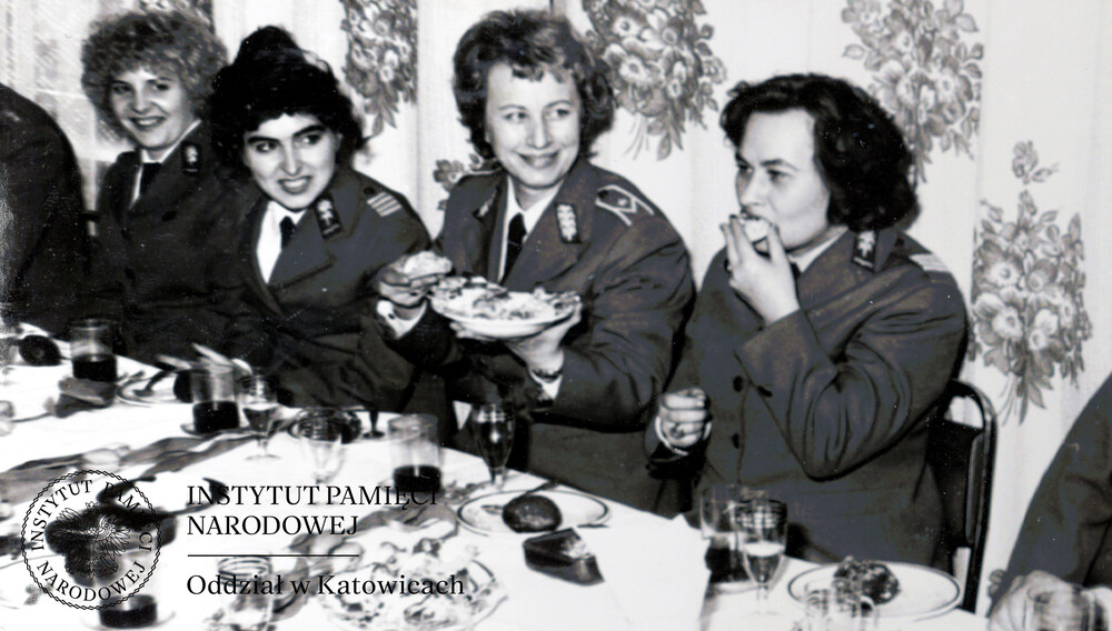 Spotkanie dowództwa ZOMO z funkcjonariuszkami i członkami Koła Rodzin Milicyjnych z okazji Dnia Kobiet, 7 marca 1980 r.