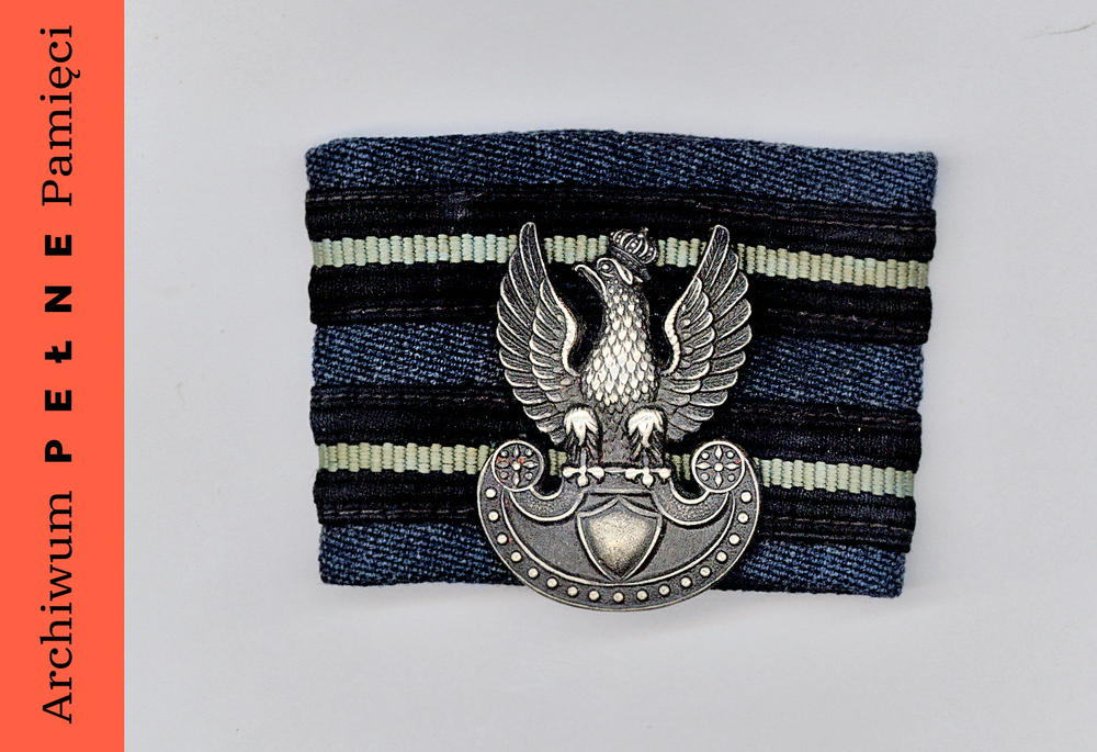 Naszywka na naramiennik, zawierająca polski orzeł wojskowy furażerkowy, należąca do kpt. Zygmunta Radeckiego