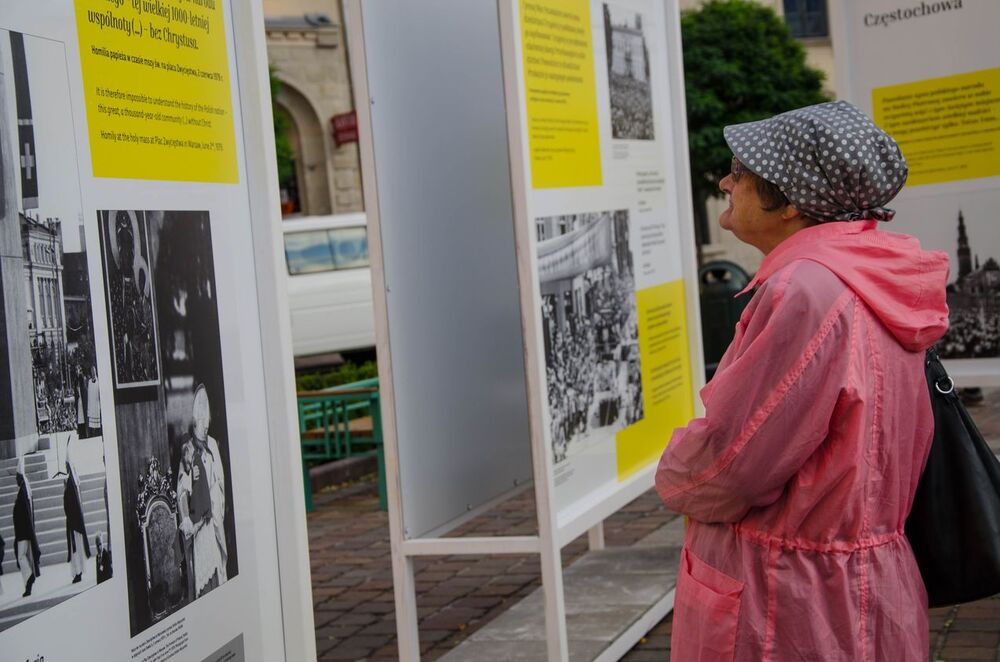 Otwarcie wystawy plenerowej „Wstańcie, chodźmy. Pierwsza pielgrzymka Jana Pawła II do Polski” – Kraków, 16 października 2019